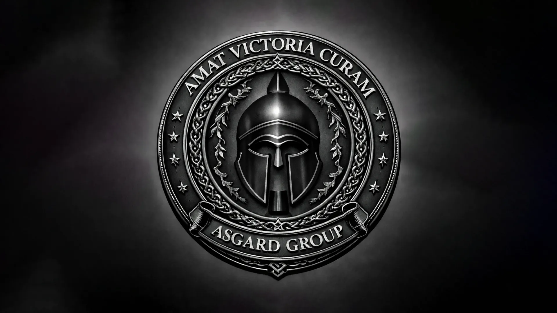 Stemma Asgard Group: elmo spartano con ghirlanda e motto AMAT VICTORIA CURAM su fondo scuro